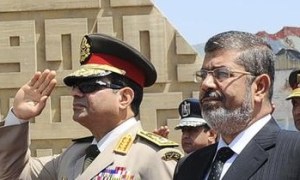 El nuevo Presidente y ex Jefe de las Fuerzas Armadas, Al Sisi, con el depuesto Morsi