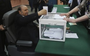 El anciano Presidente Buteflika depositando su voto durante los últimos comicios.