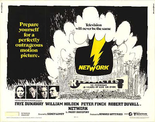 Network (Sidney Lumet, 19756: "La televisión es el negocio del espectáculo y hasta las noticias deben tener espectacularidad". Ejemplo del llamado "newstainment" o la corriente que aprovecha las noticias para entretener. Es una magnífica crítica a la dependencia que las televisiones tienen a los índices de audiencia y cómo las cadenas priorizan contenidos dependiendo del seguimiento que los telespectadores hacen y no en términos de calidad.
